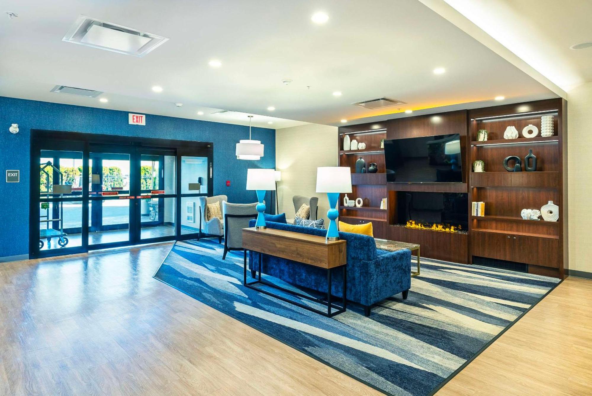 Comfort Suites Kelowna Exteriér fotografie
