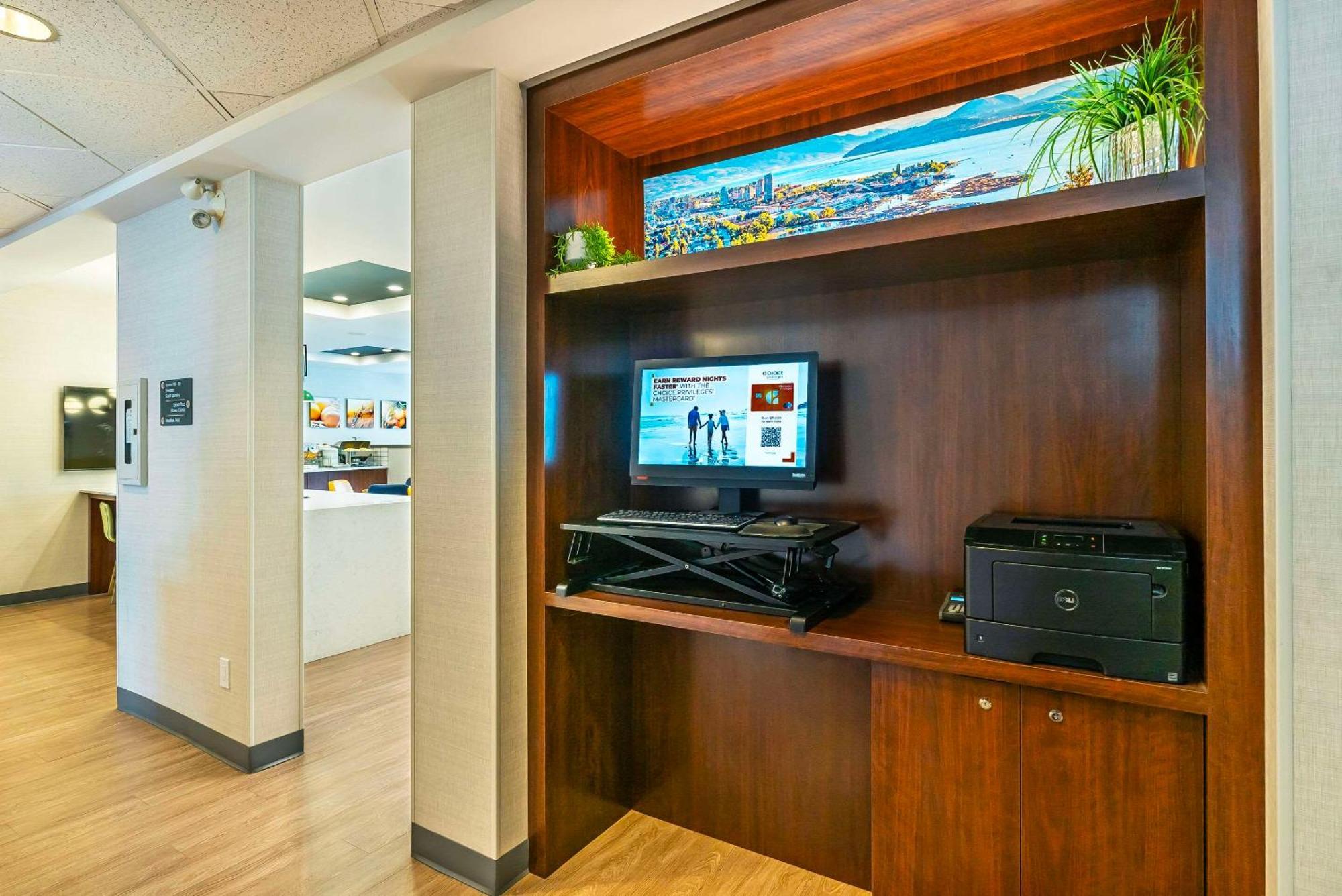Comfort Suites Kelowna Exteriér fotografie
